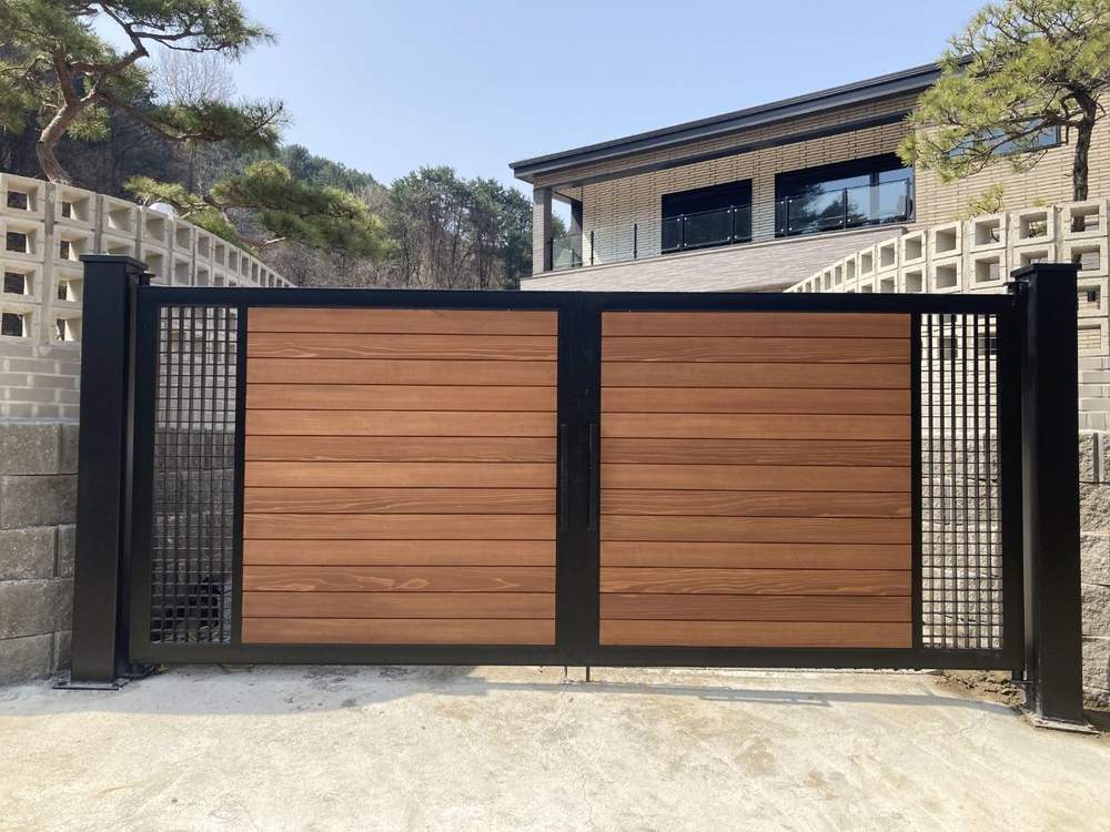 목재무늬 판넬과 격자 측창 철제 대문
