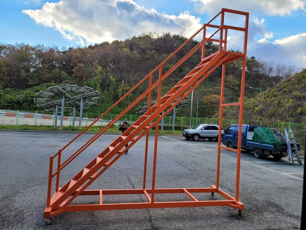 오렌지색 이동식 철제 작업계단